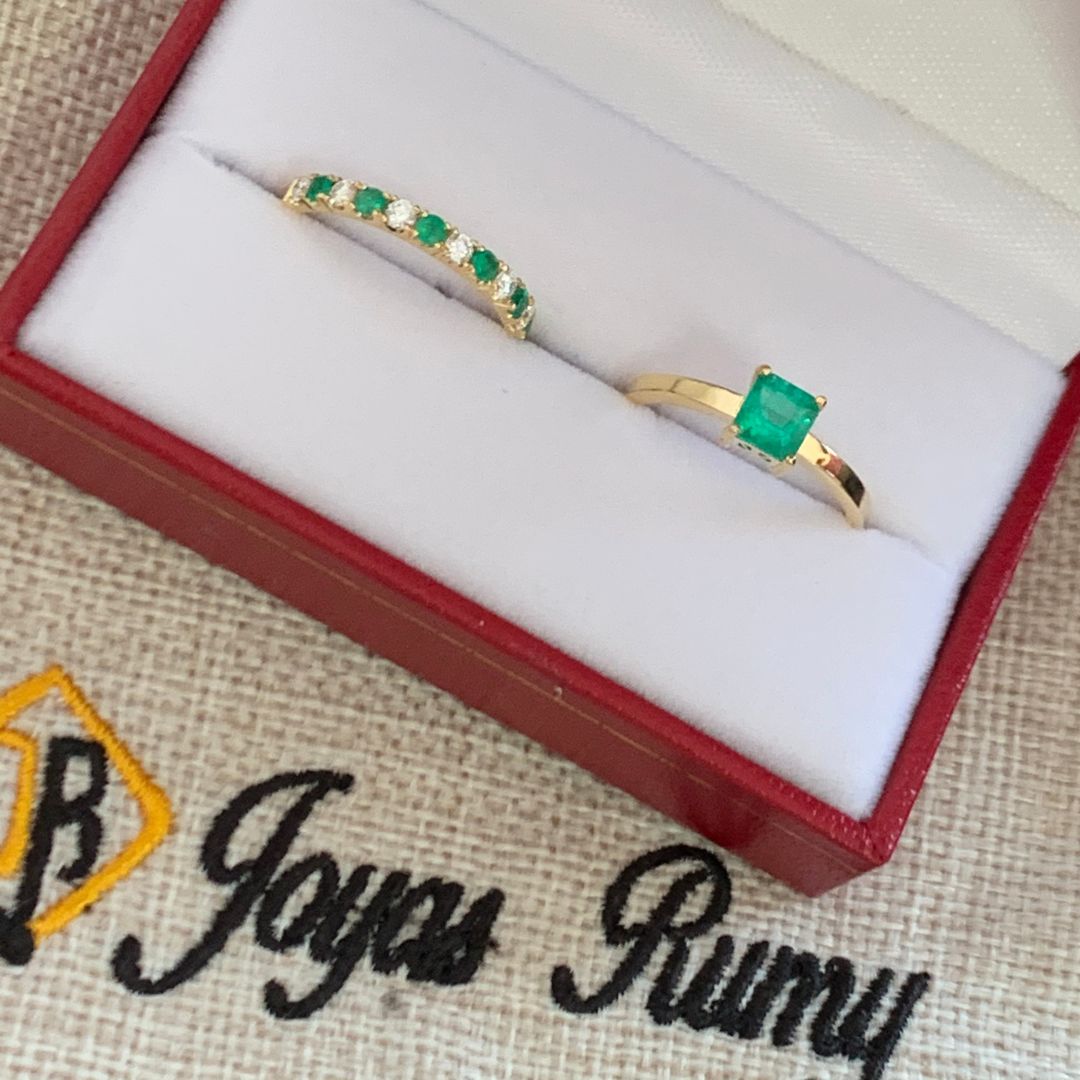 Anillo Solitario en Oro Amarillo con Esmeraldas