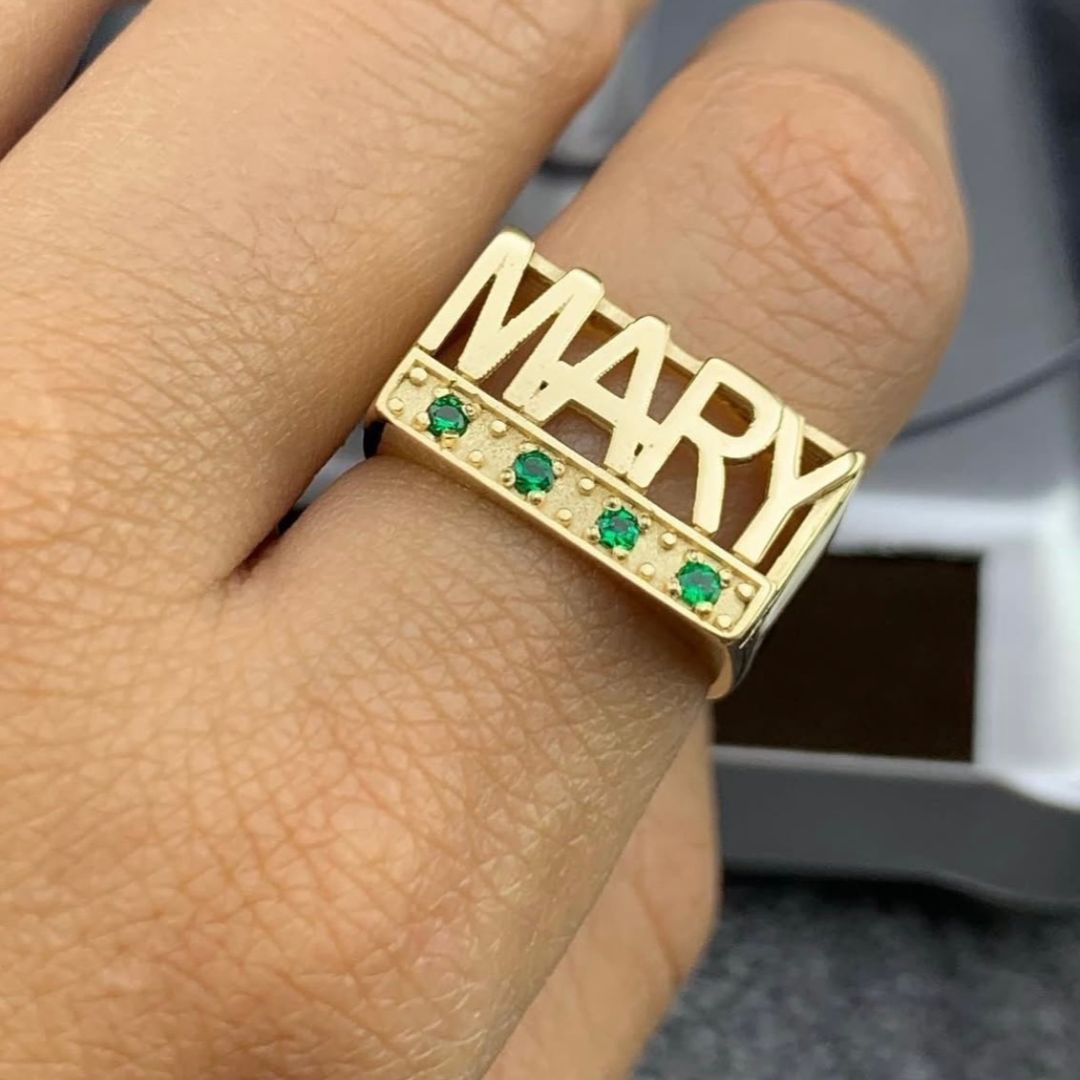 Anillo de Nombre con Circones Verdes