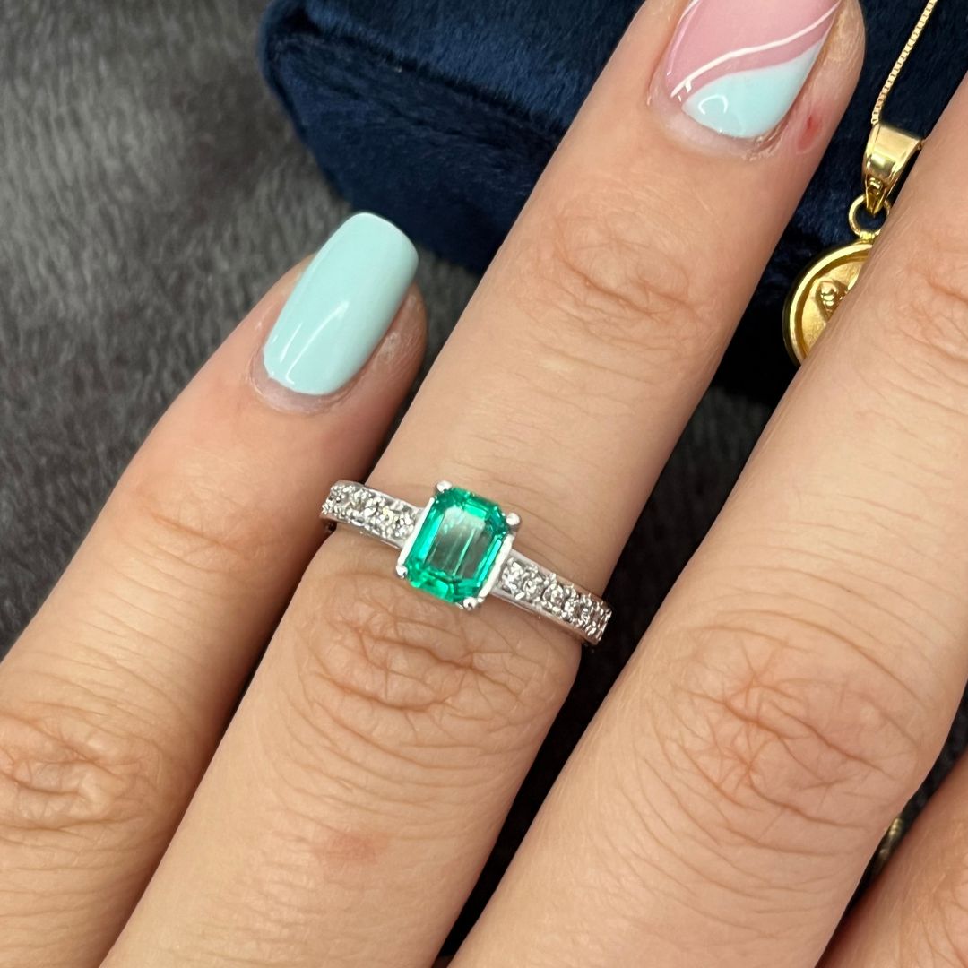 Anillo Solitario con Esmeralda