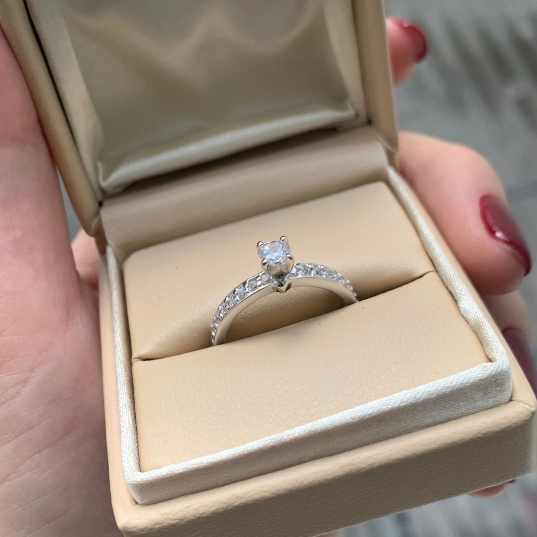 Anillo Oro Blanco con Circones